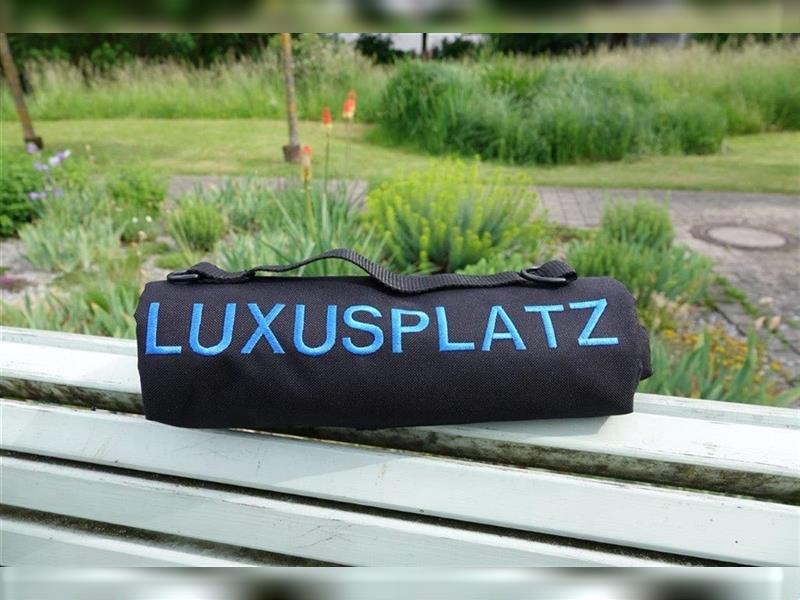 Bestickte Hundedecke „LUXUSPLATZ“