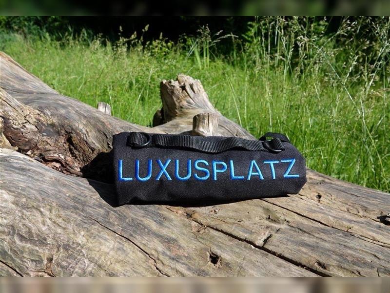 Bestickte Hundedecke „LUXUSPLATZ“