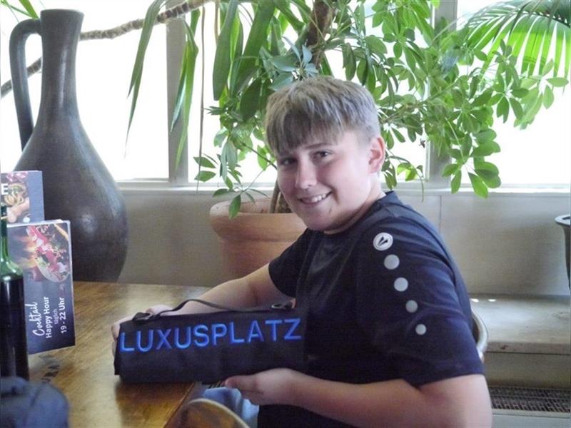 Bestickte Hundedecke „LUXUSPLATZ“