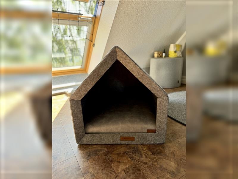 Hundehütte mit Liegefläche